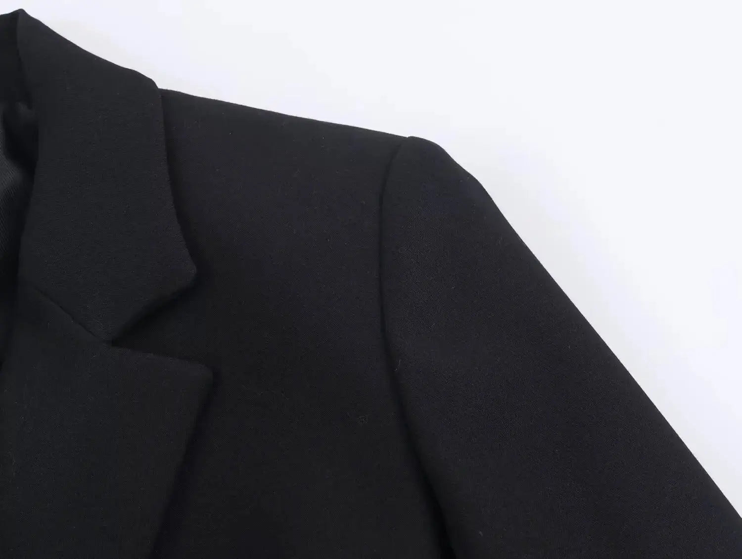 Women's black blazer close-up showing shoulder and lapel from Simples Market two-piece suit set
