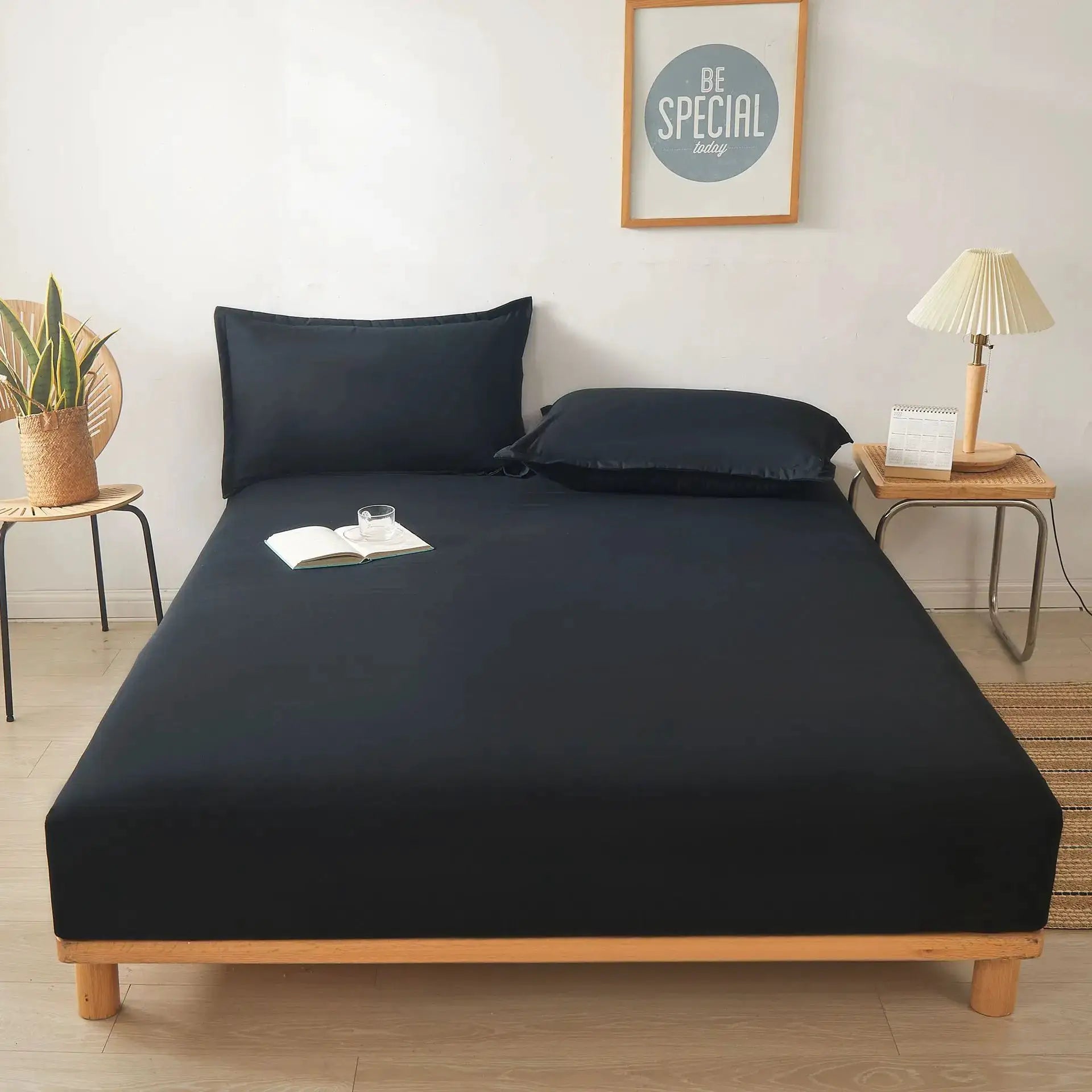 Simples Market 3-piece cotton fitted bed sheet set with black fitted sheet and two pillowcases
