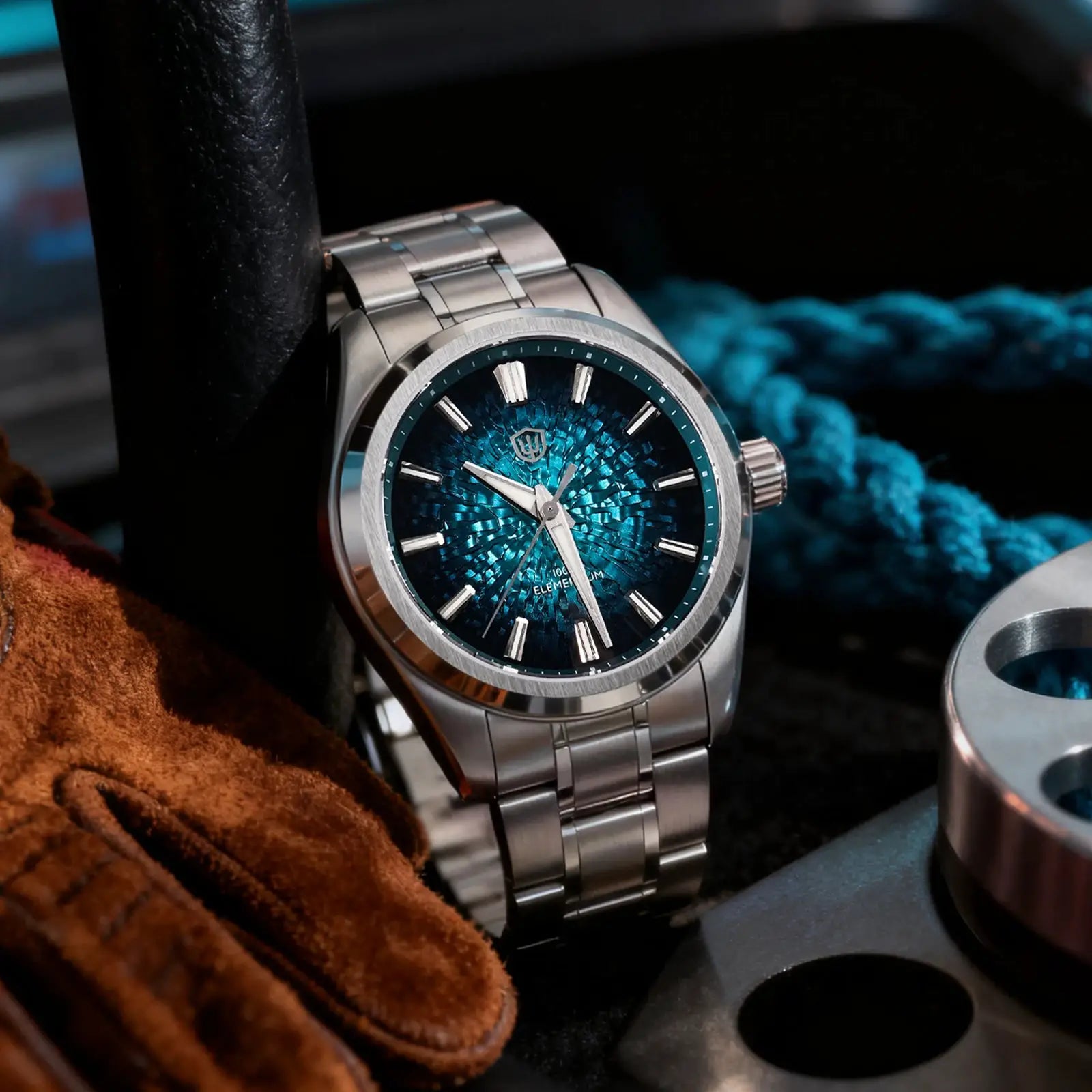 Watchdives WD0003C stainless steel men’s wristwatch with blue ice-crack dial, sapphire crystal, and luminous hands