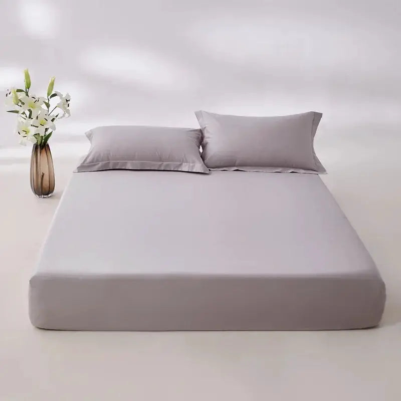 Egyptian cotton fitted sheet by Simples Market in light gray 800TC on a bed.
