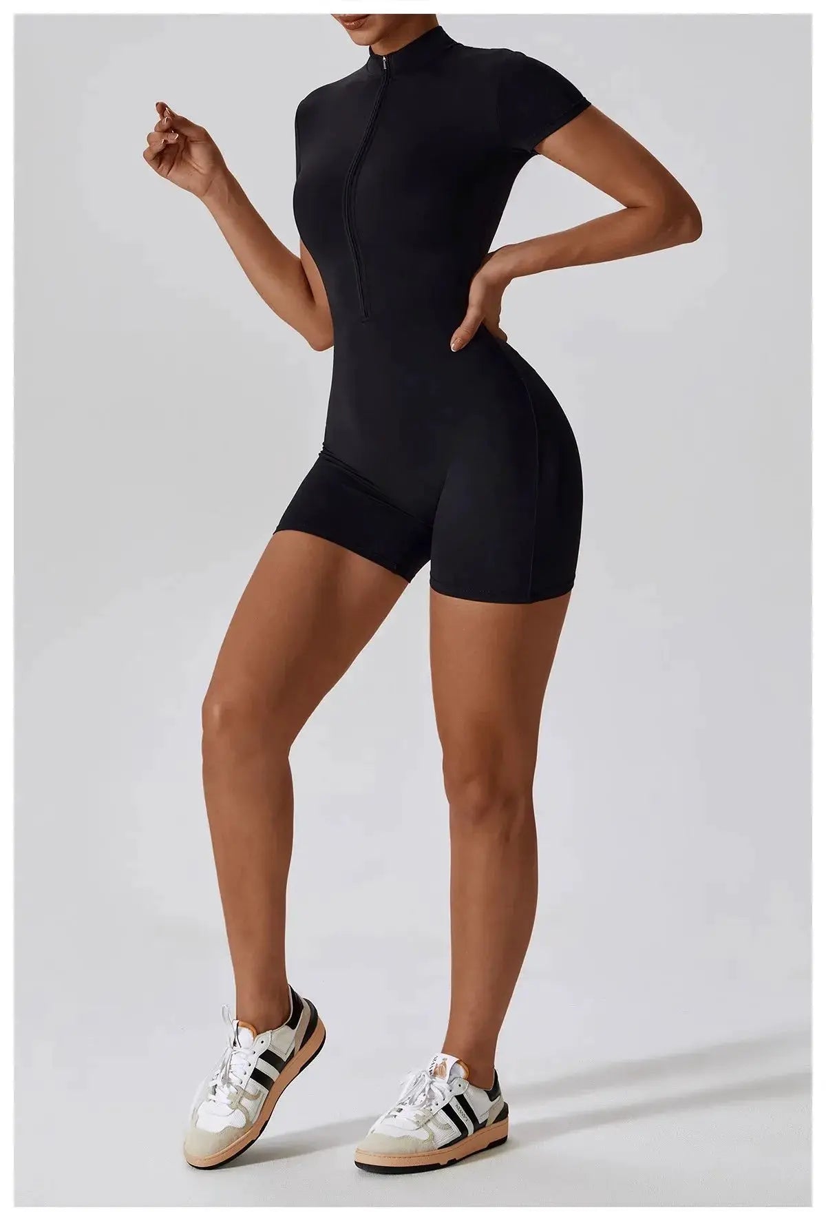 Women's black zipper short-sleeve yoga jumpsuit; Simples Market, quick-dry breathable, form-fitting gym wear.