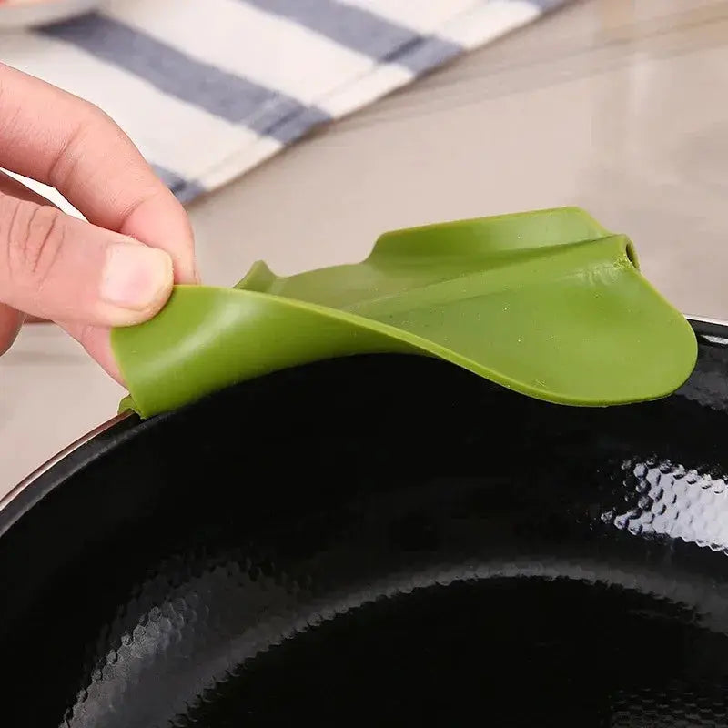 Kitchen funnel with anti-splash edge and liquid streamer spout, green silicone by Simples Market