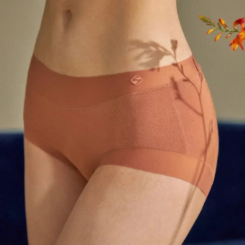 SUJIIN seamless panties for women in peach; breathable mid-rise briefs with Simples Market logo