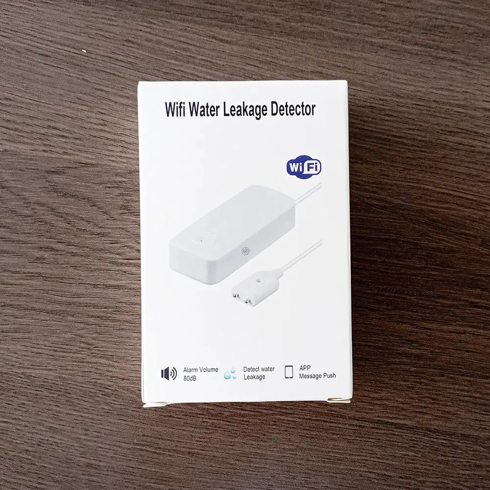 Wifi water leakage detector kit by Simples Market; white compact device with power adapter