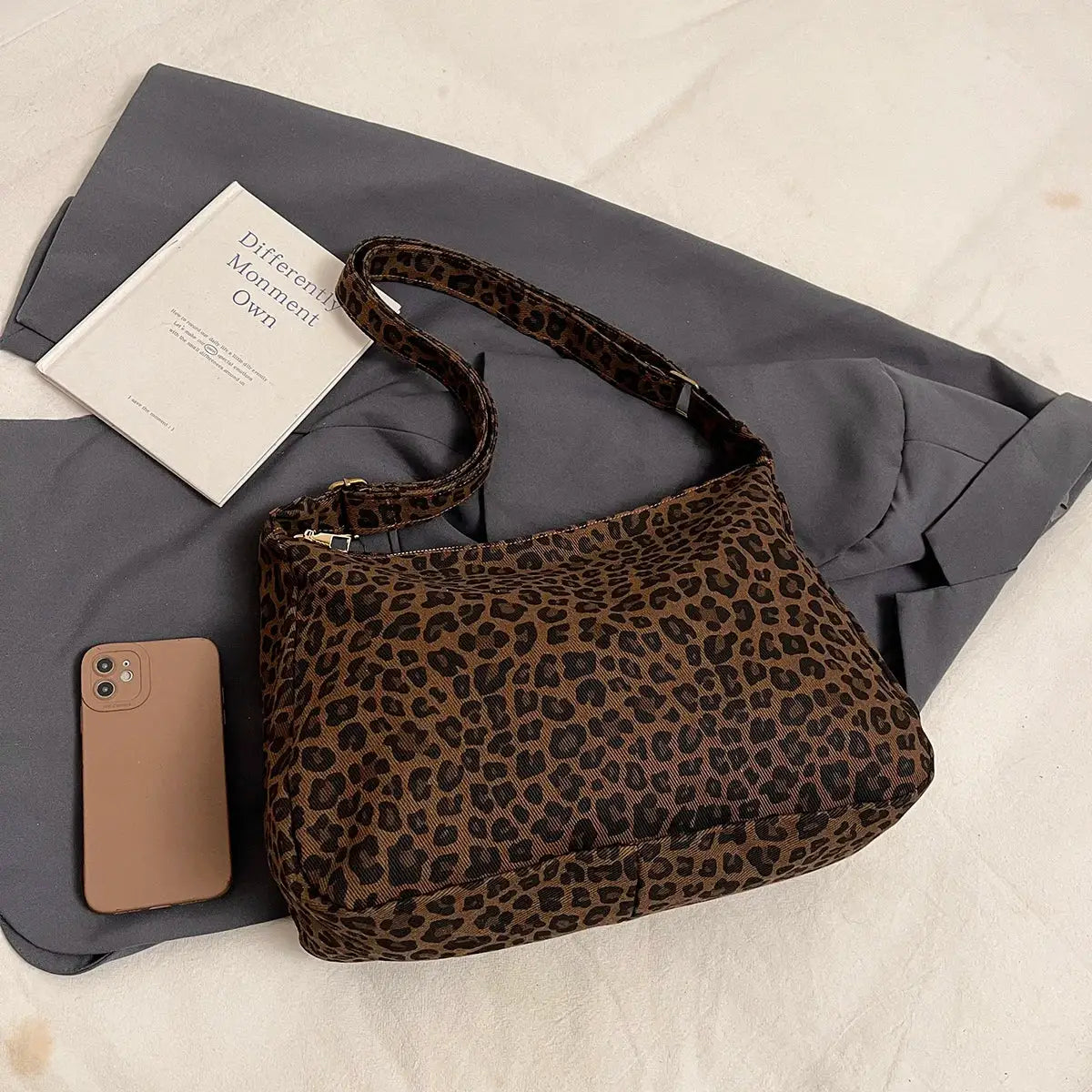 Leopard print women's shoulder bag by Simples Market, large-capacity casual crossbody.