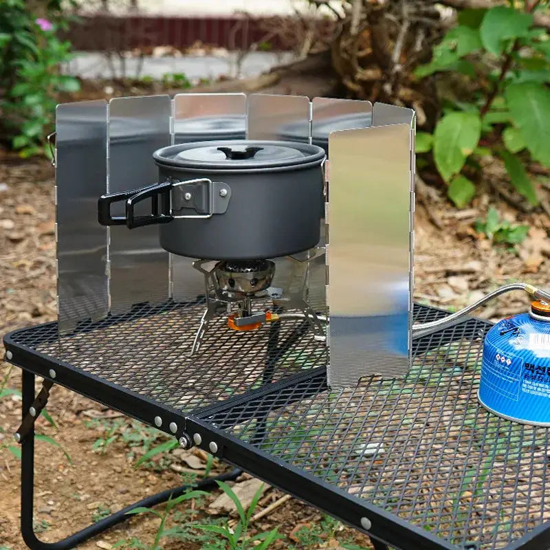 Gas stove wind shield in aluminum alloy by Simples Market for outdoor camping with pot on burner