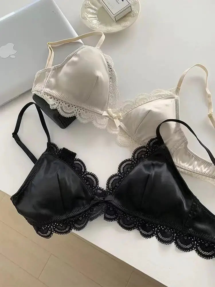 Two satin lace bras in black and beige with triangle cups and scalloped trim, Simples Market SP&CITY.