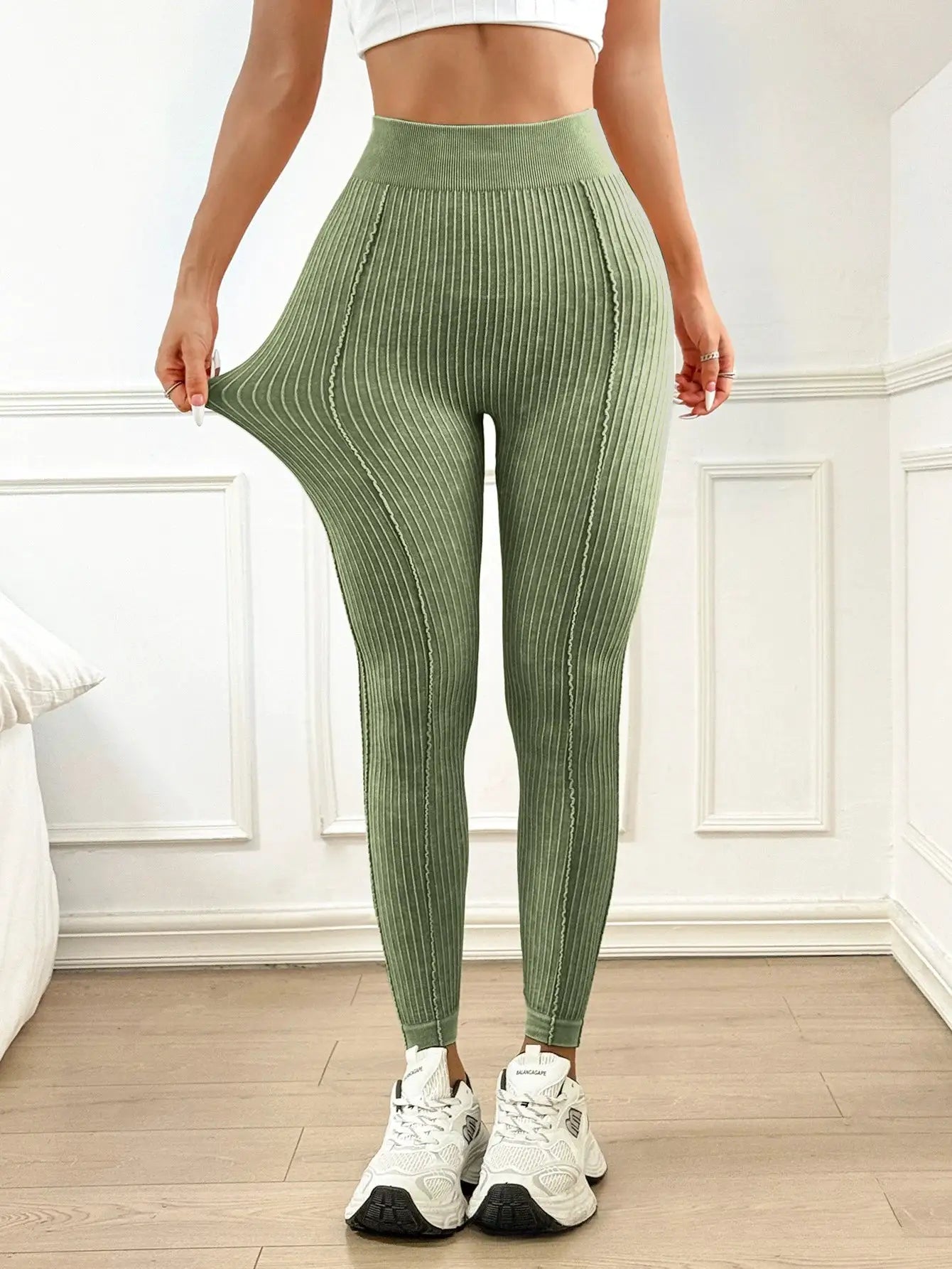 Simples Market high-waisted ribbed leggings in olive green; V-shaped waistband, full-length athletic yoga pants.