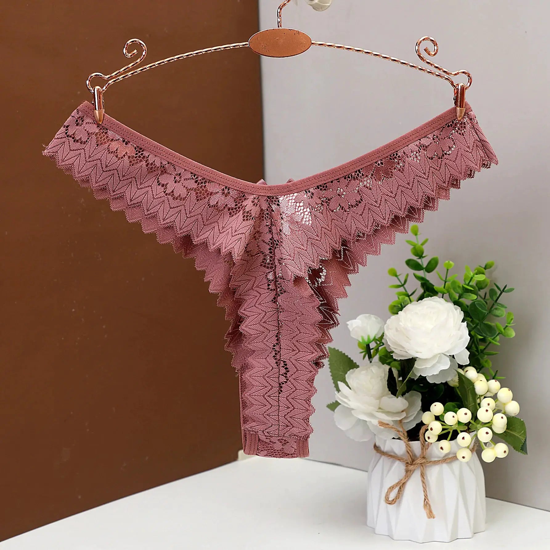 Simples Market women's pink lace thong, low-waist with scalloped floral lace, breathable.