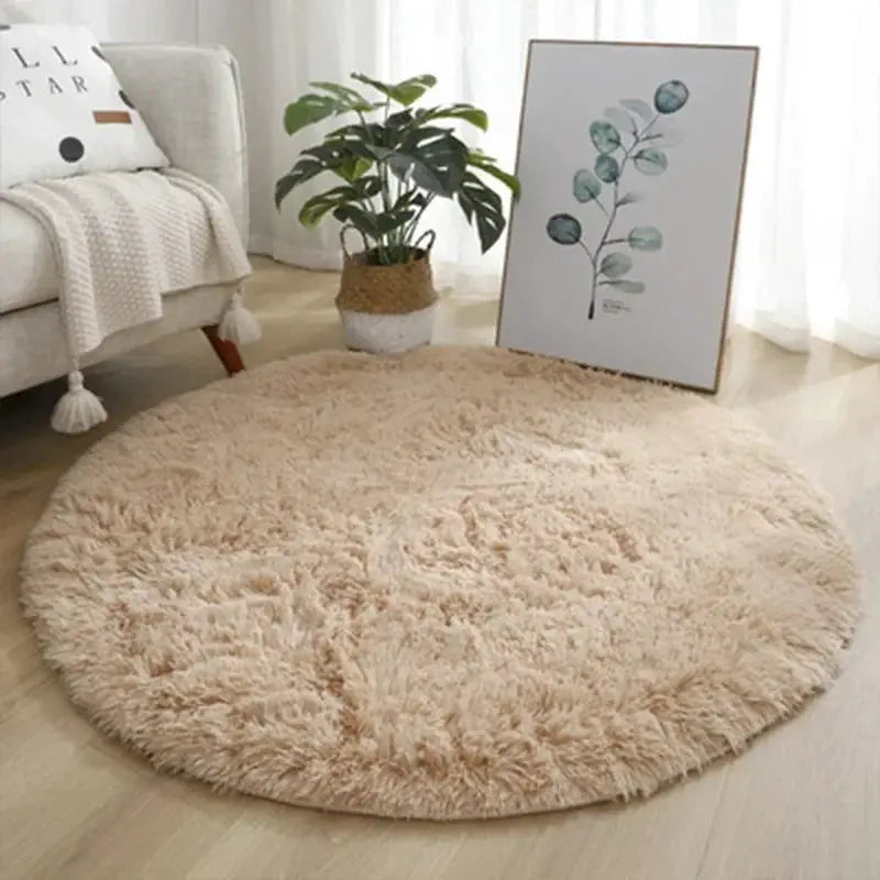 Round plush rug mat by Simples Market; fluffy beige decor rug for living room.
