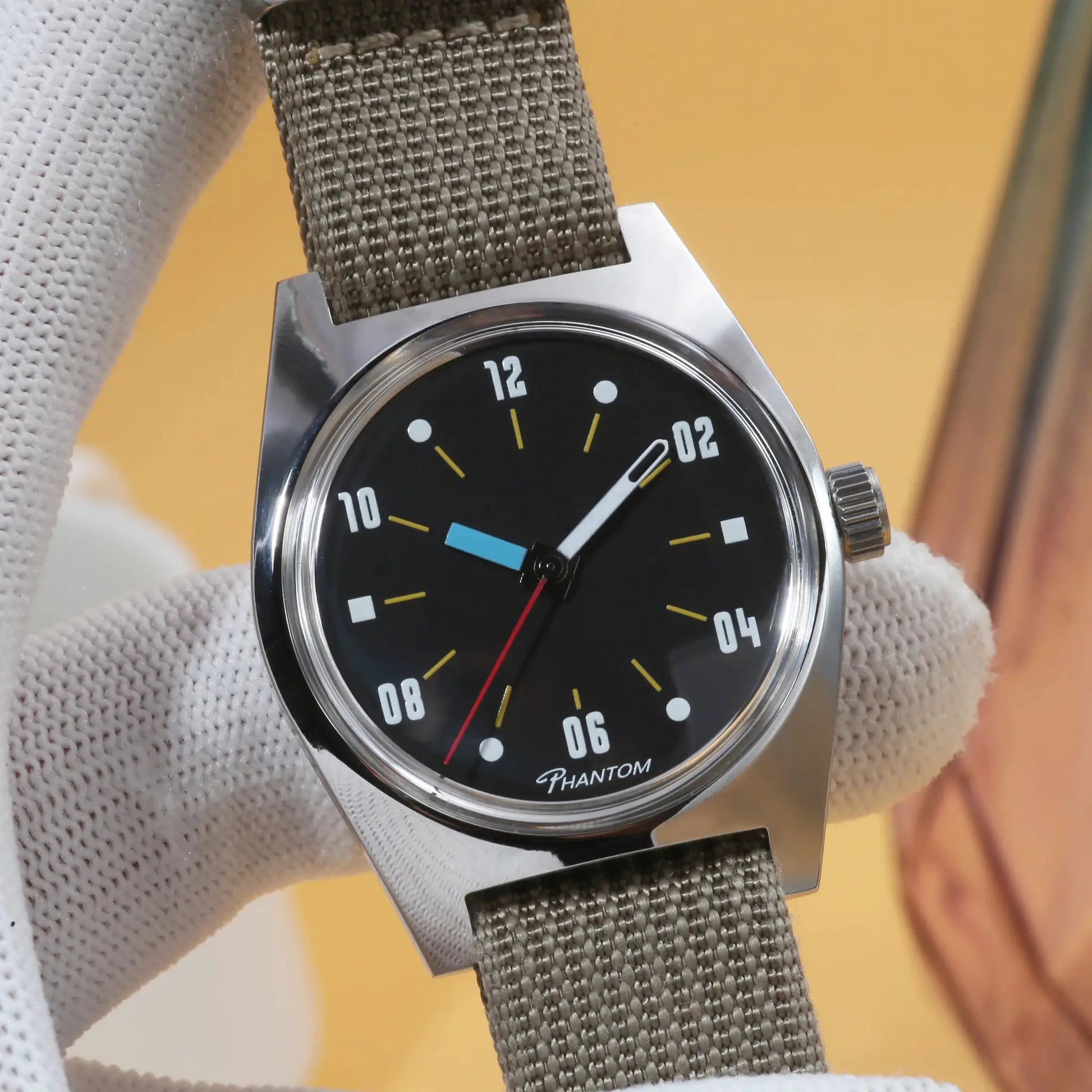 7120 hand-wind mechanical men's watch by Simples Market with black dial and gray mesh strap Phantom.