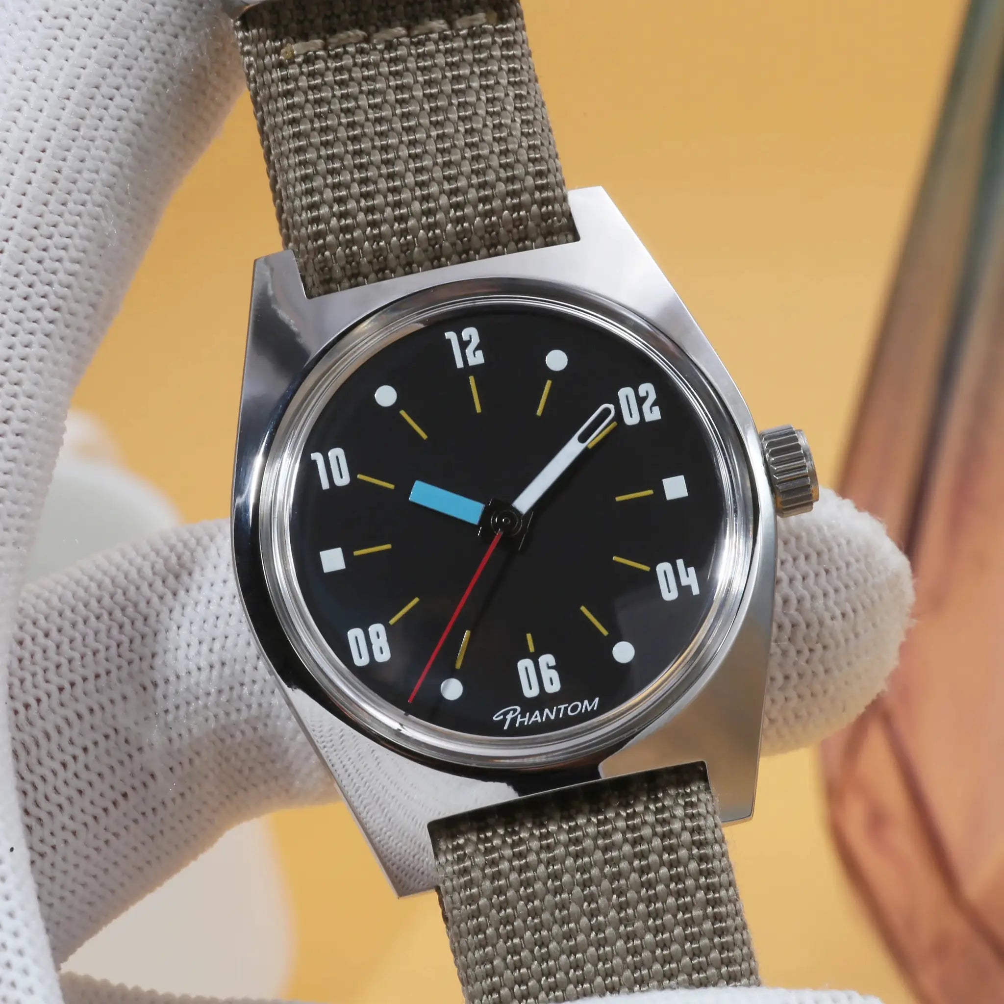 7120 hand-wind mechanical men's watch by Simples Market with black dial and gray mesh strap Phantom.