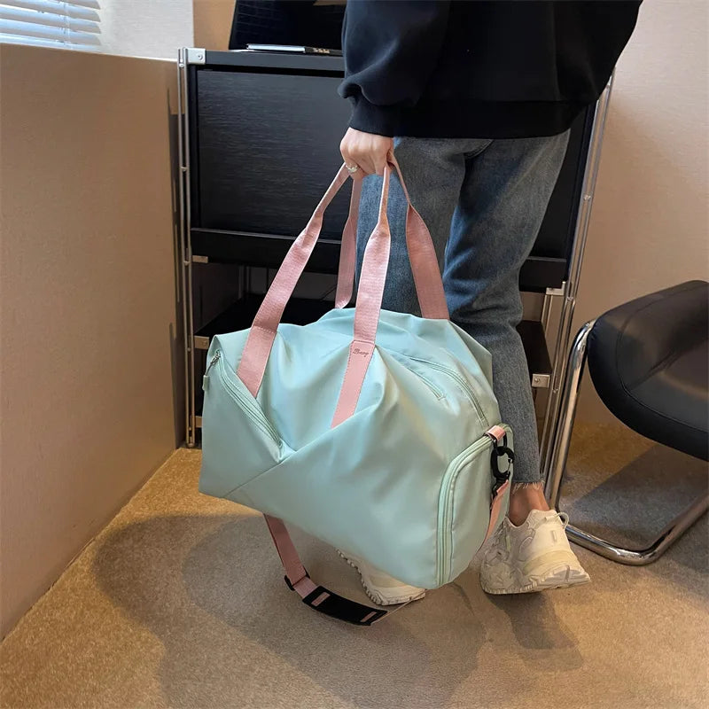 Simples Market gym bag with pink handles and mint body; waterproof, large-capacity with dry-wet separation