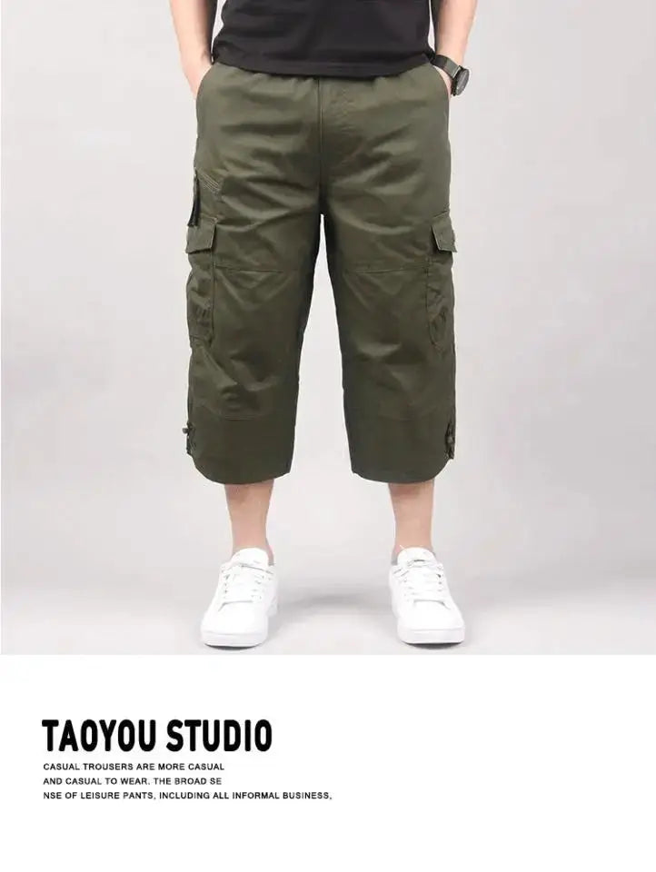 Men's olive green knee-length cargo shorts by Simples Market with multiple pockets
