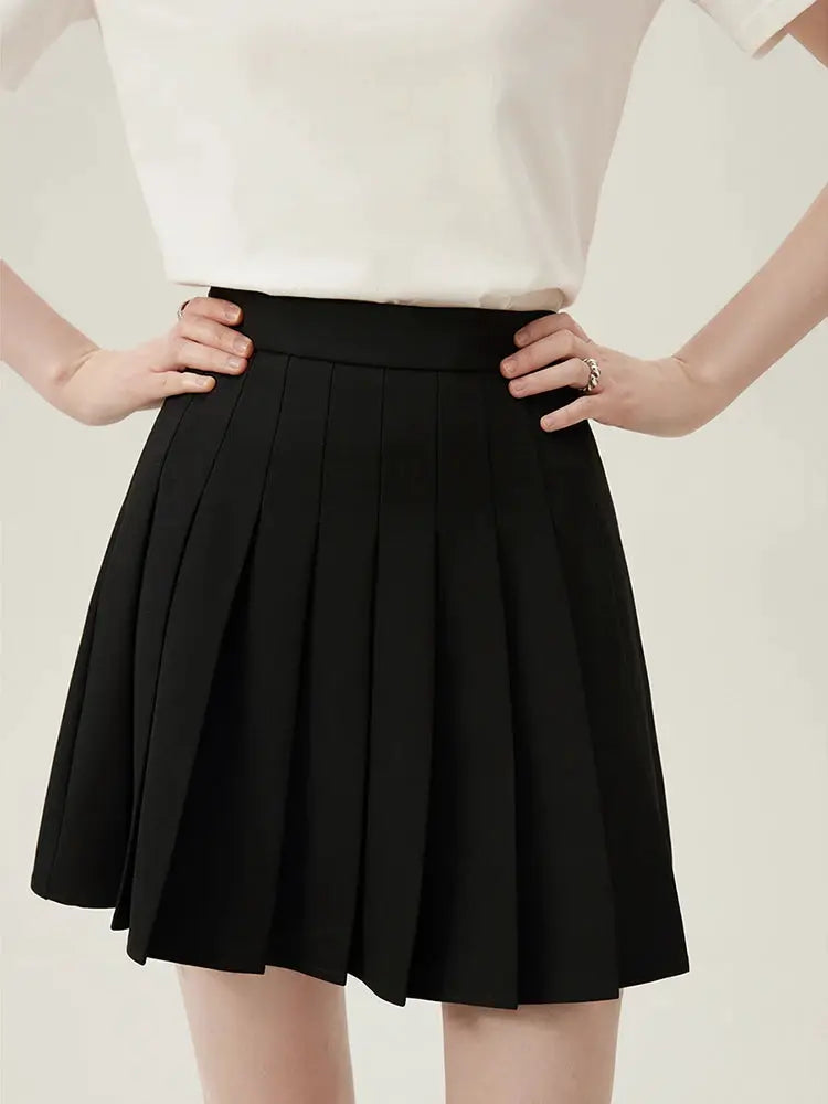 Black pleated skirt by Simples Market for office wear