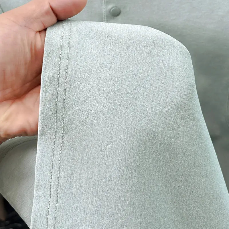 Men's short-sleeve polo shirt in light gray fabric by Simples Market, close-up of cuff stitching