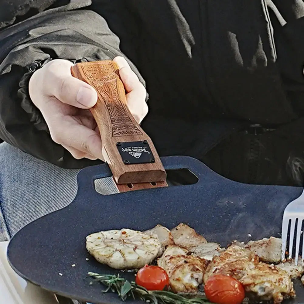 Simples Market outdoor grill pan handle with solid wood anti-scald grip and adjustable clip on blue pan.