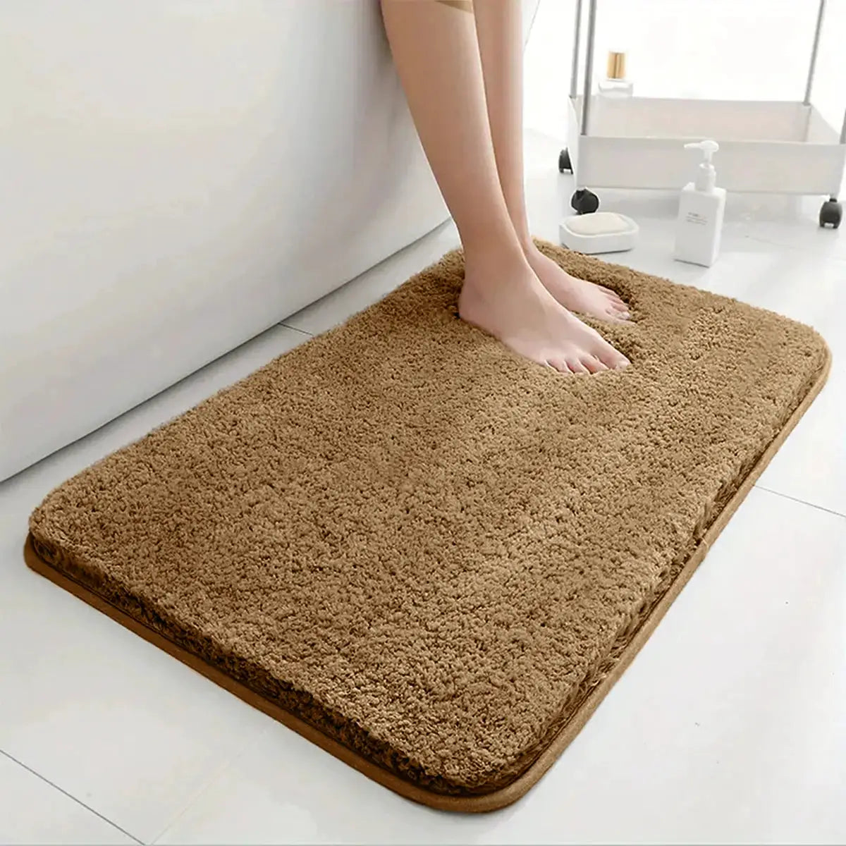 Bathroom mat by Simples Market, water-absorbent, anti-slip, thick tan long-pile shag, machine washable.
