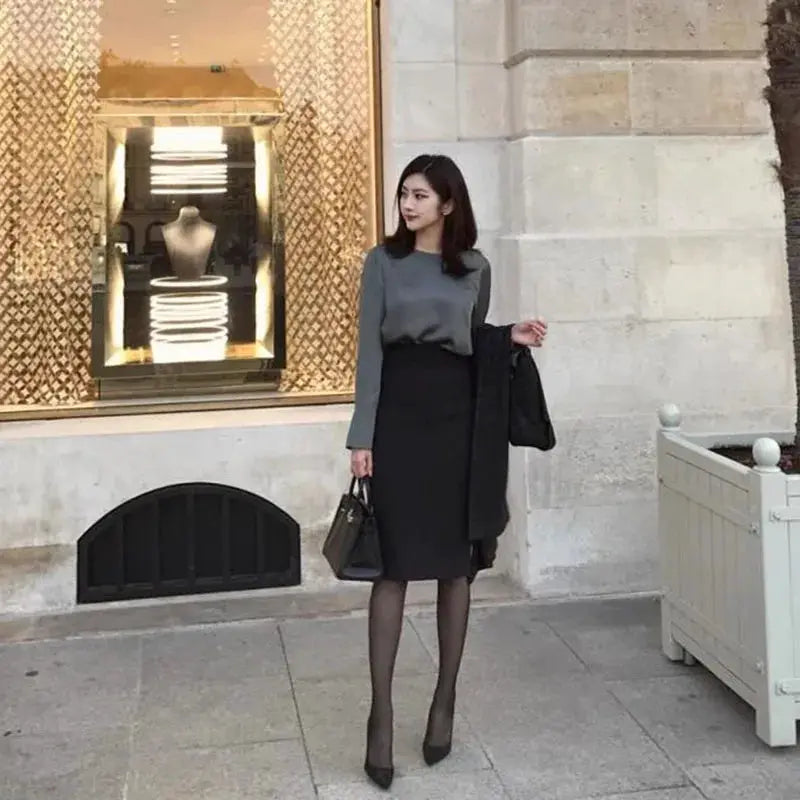 Elegant high-waisted pencil skirt, black midi-length for office wear