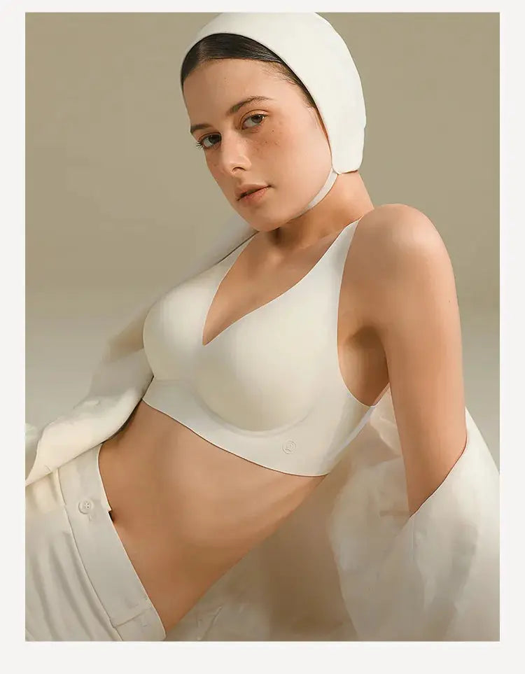 SUJIIN white seamless wireless bralette with V-neck and light padding from Simples Market