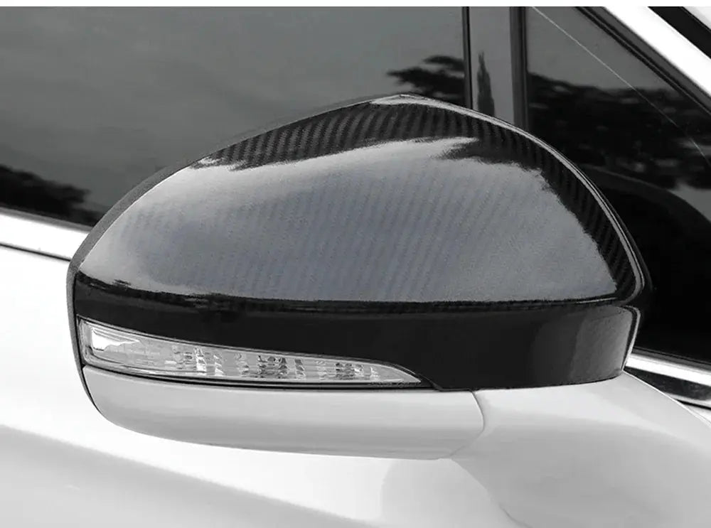 Car side mirror wrap in black carbon fiber vinyl by Simples Market
