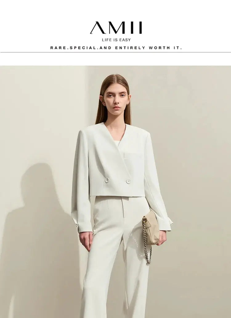 AMII Minimalism white cropped blazer two-piece suit with matching trousers and beige handbag