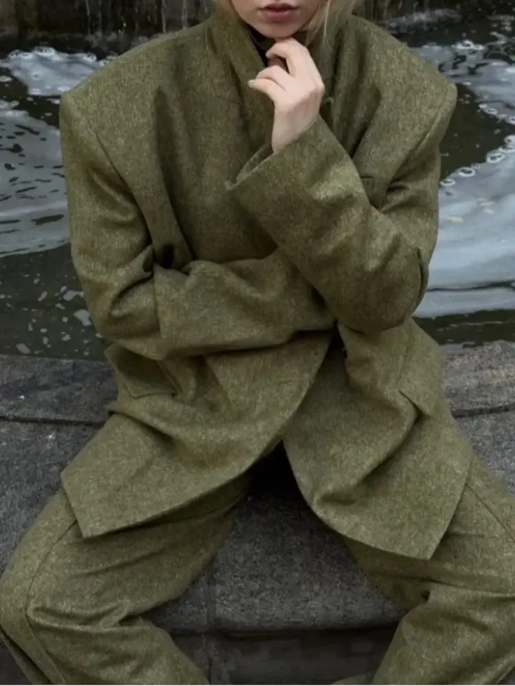 Olive-green women's blazer with shoulder pads and matching straight pants by Simples Market.