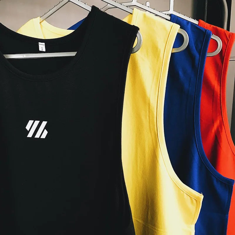 Mannen bodybuilding tank tops by Simples Market; 4-pack in black, yellow, blue, red with logo