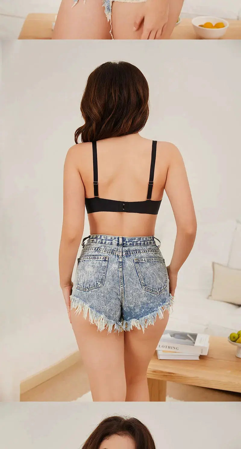 Simples Market black wireless push-up bra with adjustable straps and back clasp, worn with denim shorts.