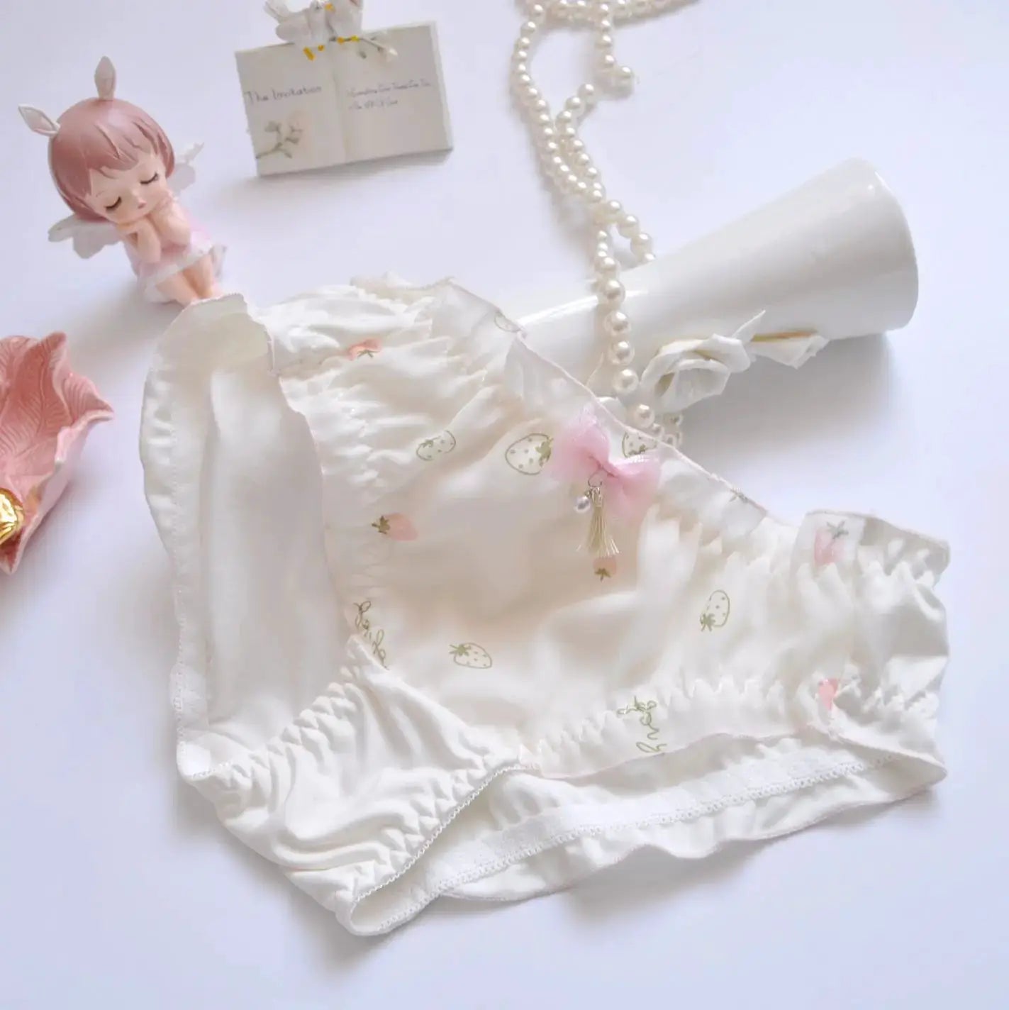 Cotton ruffle panties in ivory with pink bow, elastic waistband and cute prints