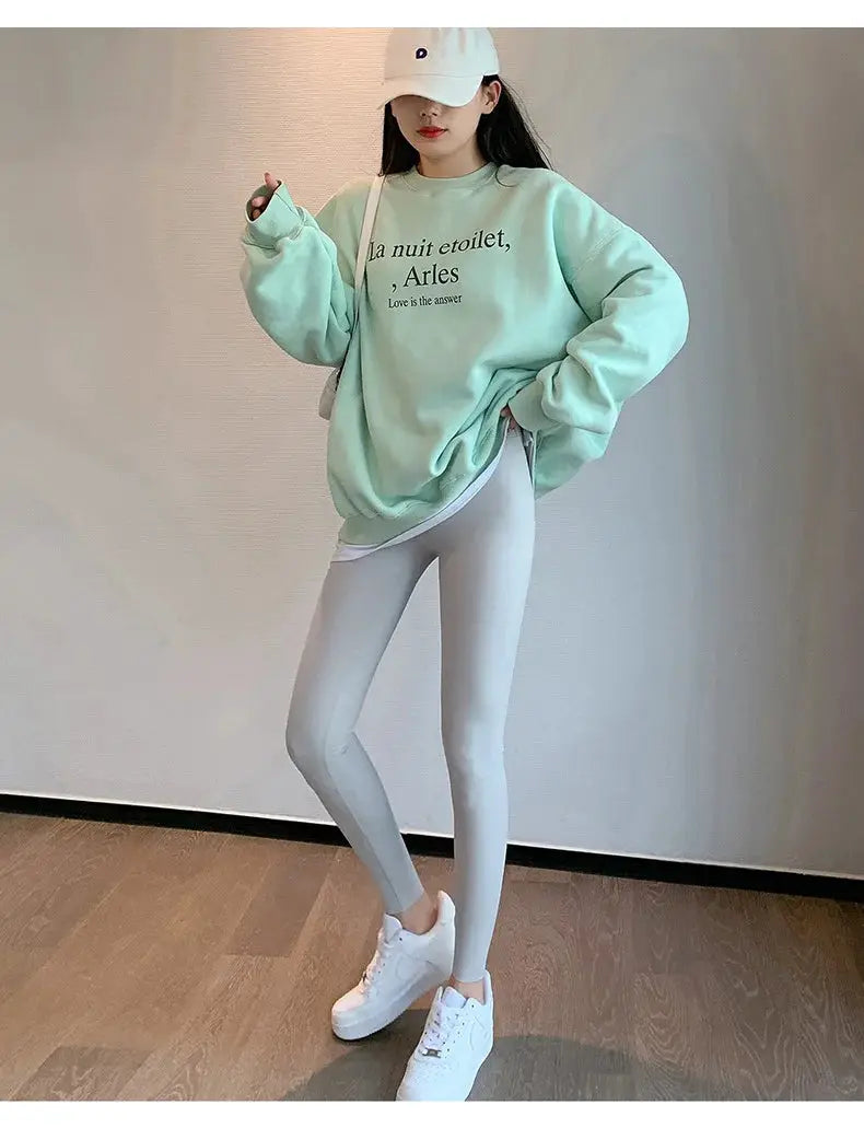 BIVIGAOS white high-waisted seamless leggings for women, fitness wear (model in mint oversized sweatshirt)