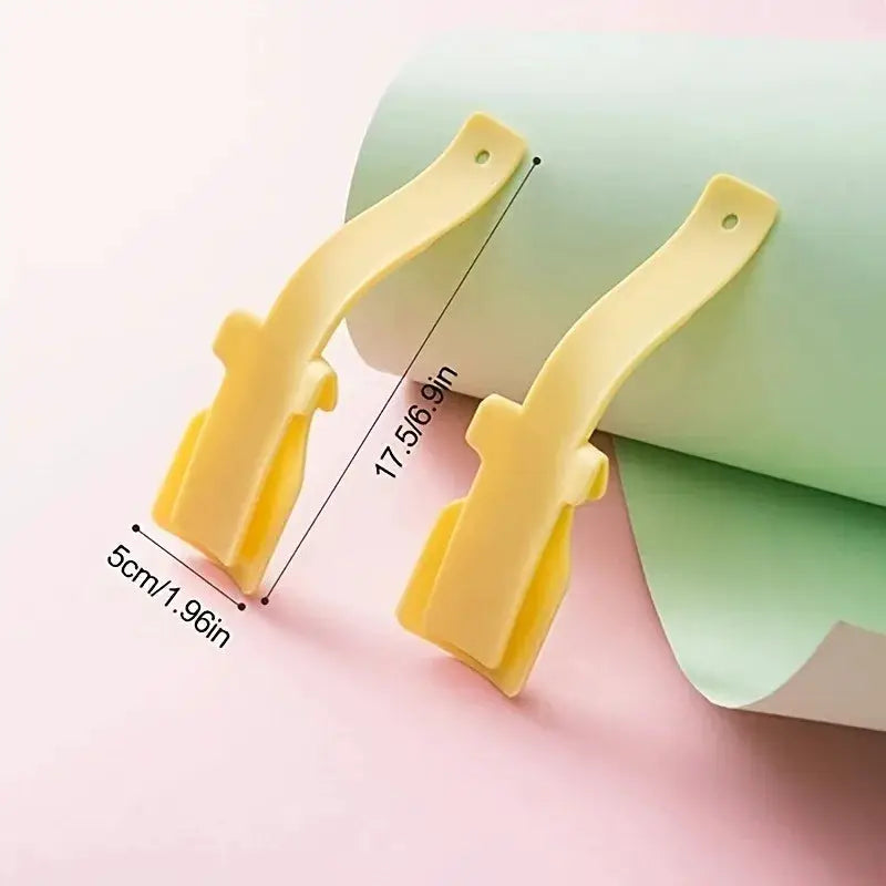 2-pack yellow plastic shoe helper by Simples Market for easy on without bending; fits all shoes