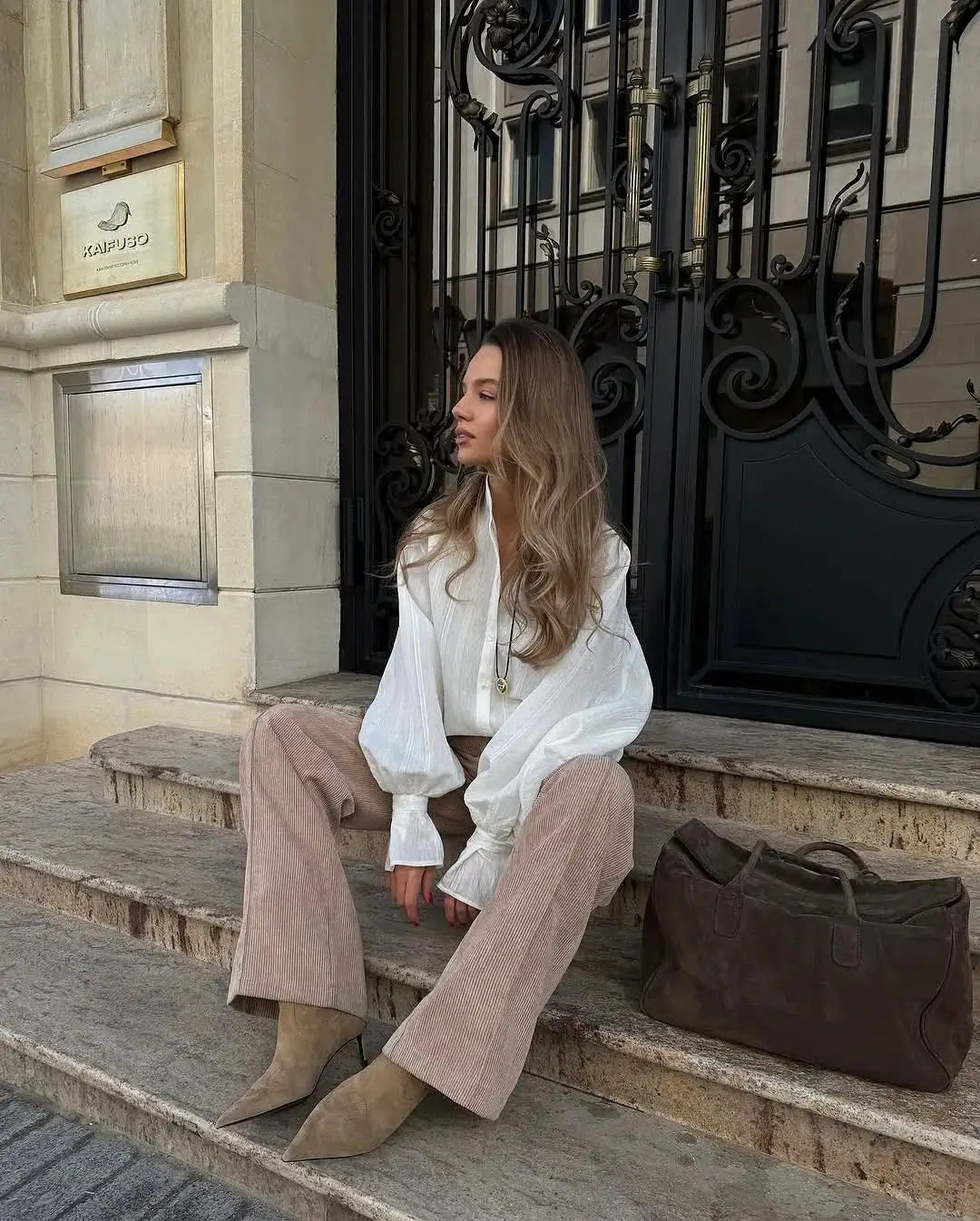Simples Market white oversized 100% cotton shirt for women with long sleeves and button-up front