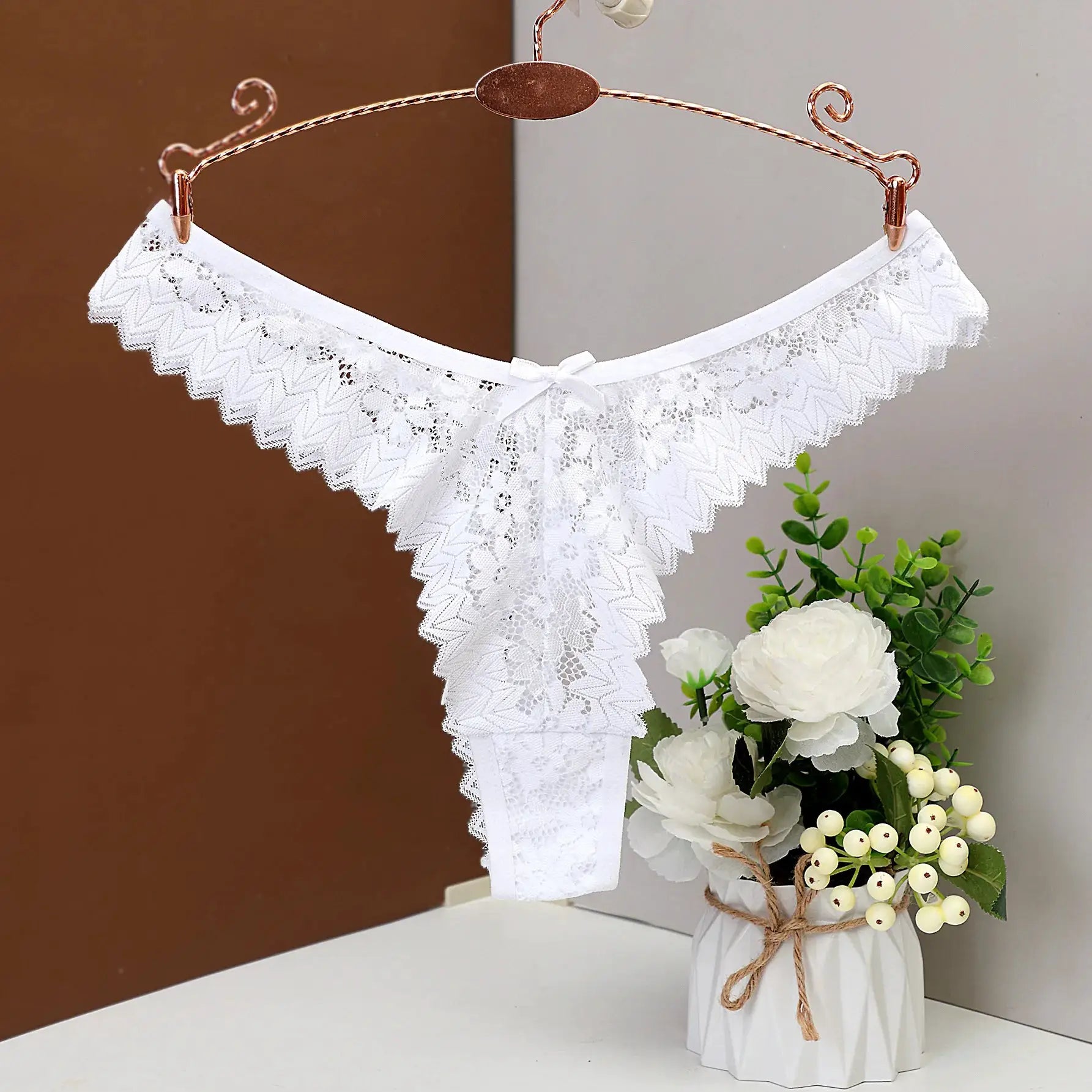 White lace thong underwear, low-rise with scalloped edges, Simples Market