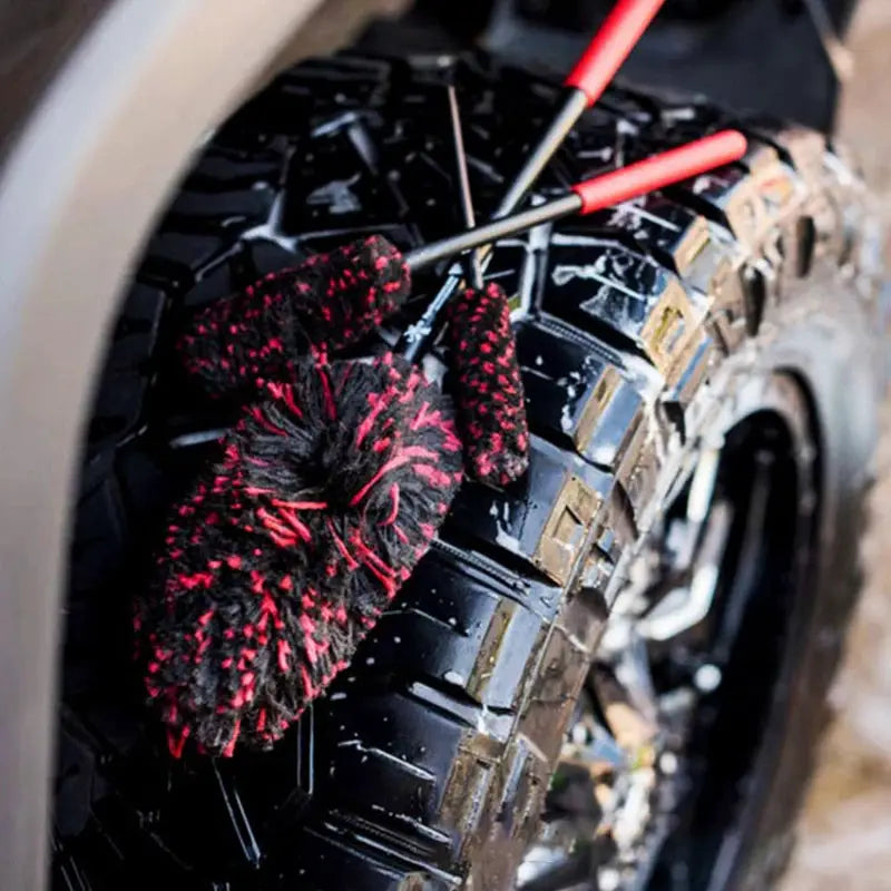 SEAMETAL two-pack wheel detailing brush set with bendable red-black bristles on a tire, Simples Market.