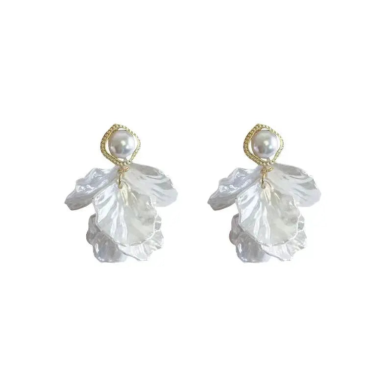 Simples Market earrings: glossy shell flower pendant with pearl, gold-tone, pair.