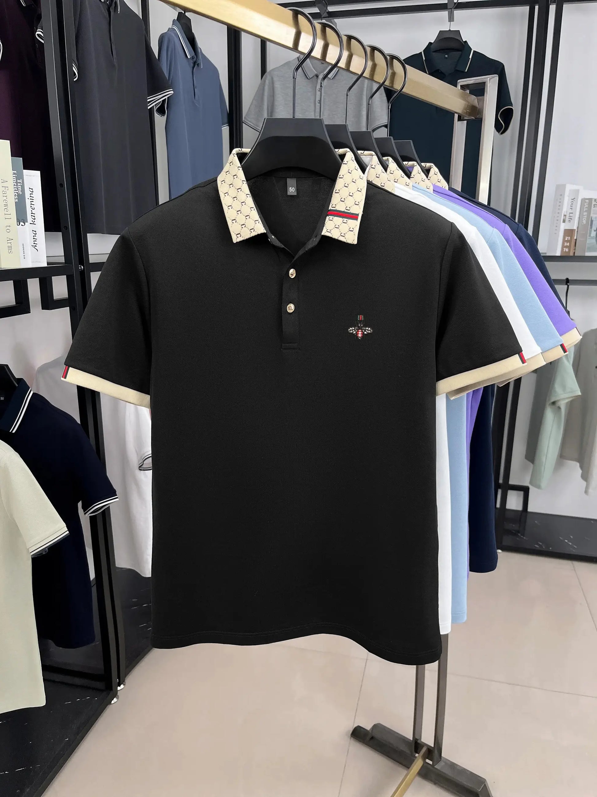 Polo shirt, black short-sleeve with beige patterned collar and small bee embroidery; Simples Market Little Bee.
