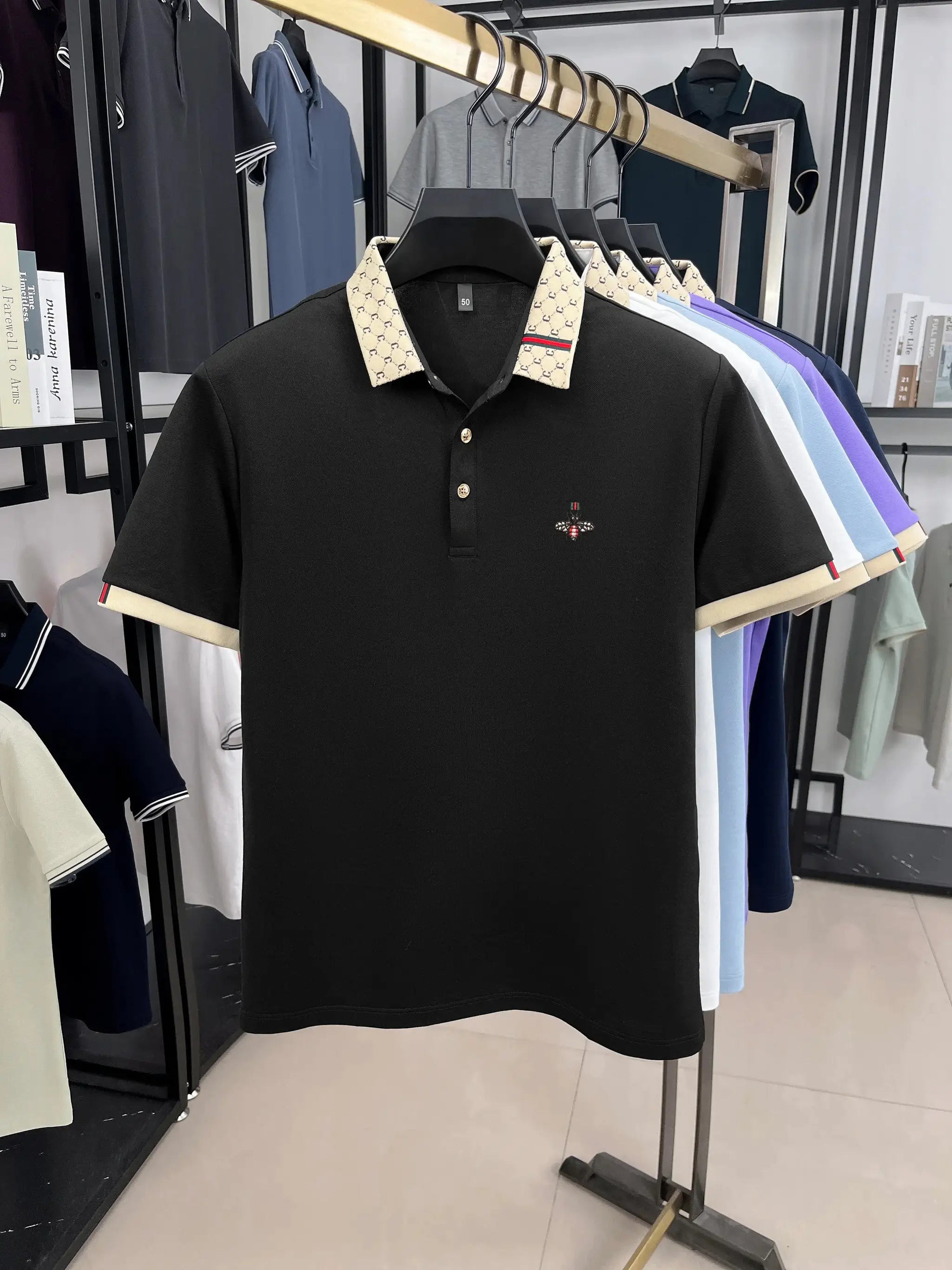 Polo shirt, black short-sleeve with beige patterned collar and small bee embroidery; Simples Market Little Bee.