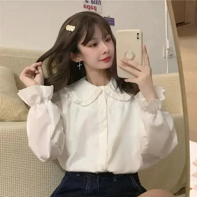 Simples Market vintage white long-sleeve blouse with large collar and puff sleeves, worn by a woman posing for a selfie.