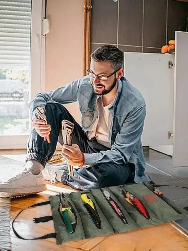 Multi-Purpose Tool Bag olive-green roll-up organizer with five pockets and visible tools, Simples Market