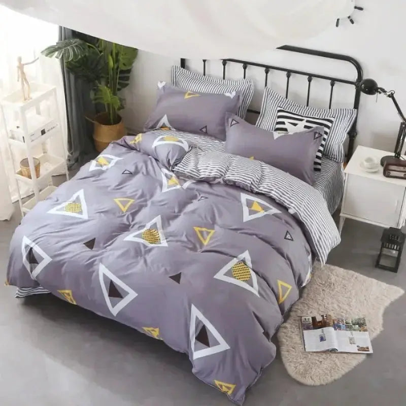 Simples Market four-piece cotton bedding set with purple-gray duvet cover, striped sheets and geometric triangles.