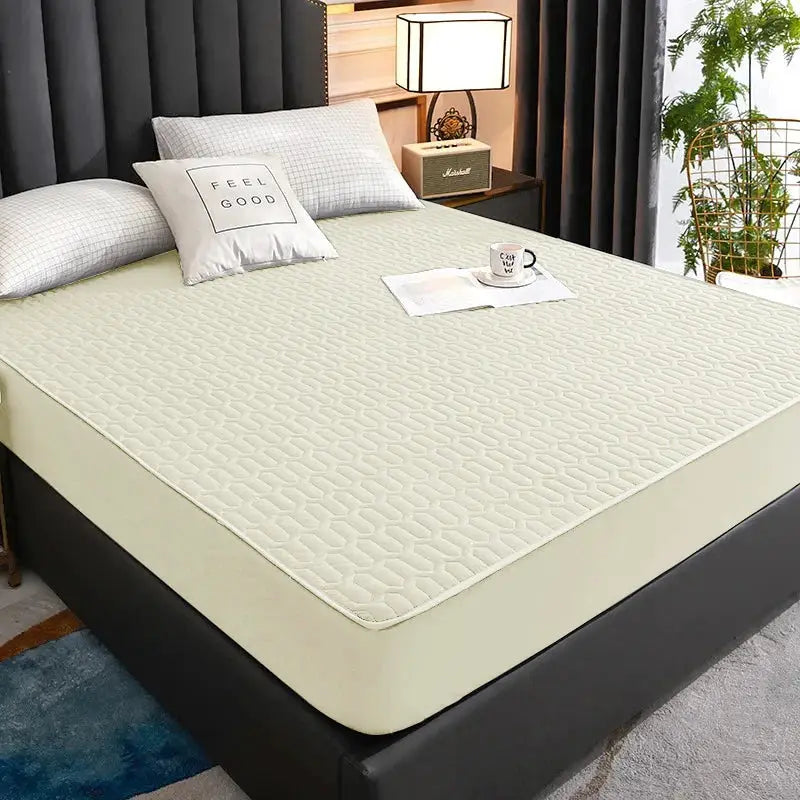 Waterproof quilted mattress protector in beige for 150/160/180x200 beds