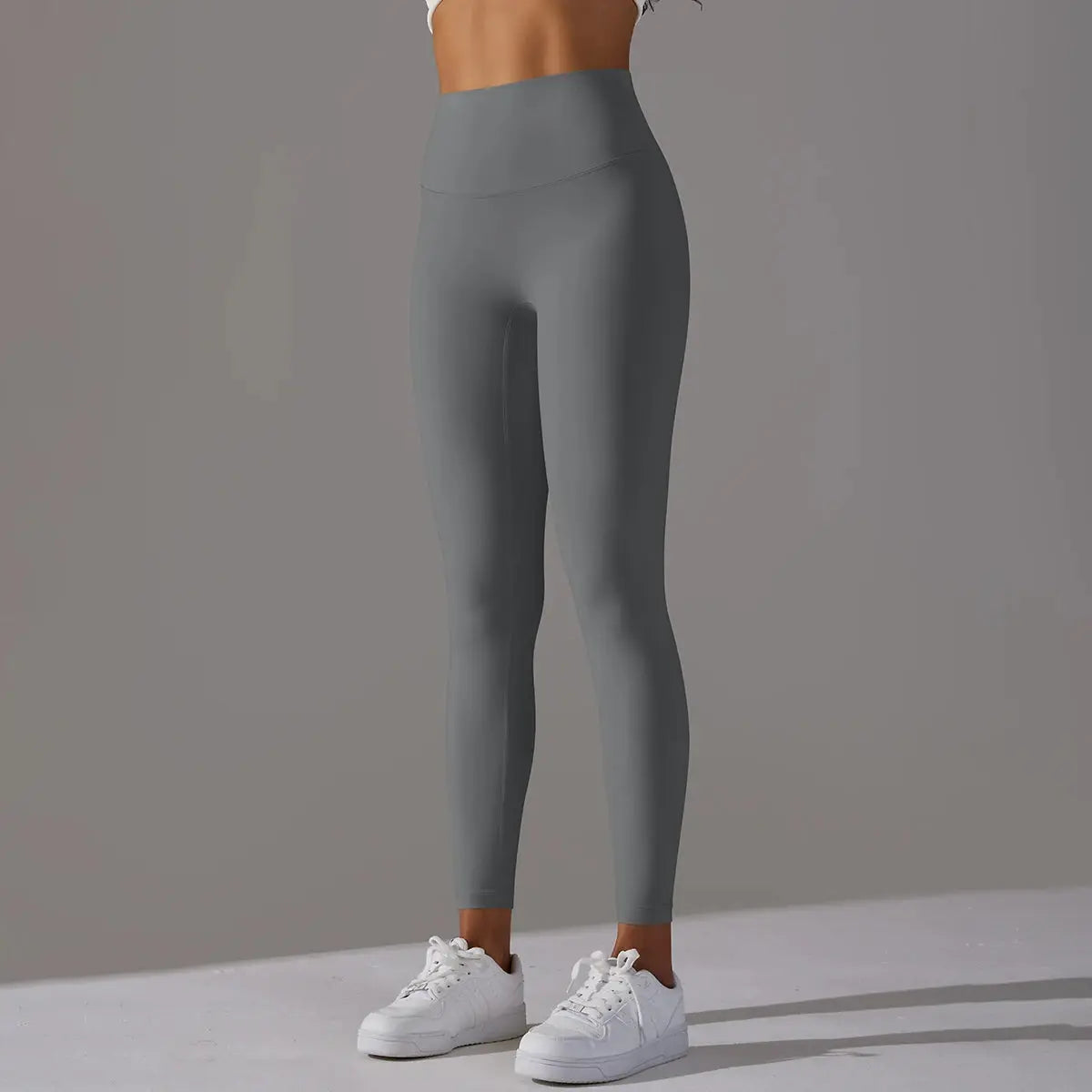 High-waist gray leggings for women, ideal for fitness, running and yoga, with a tight fit.