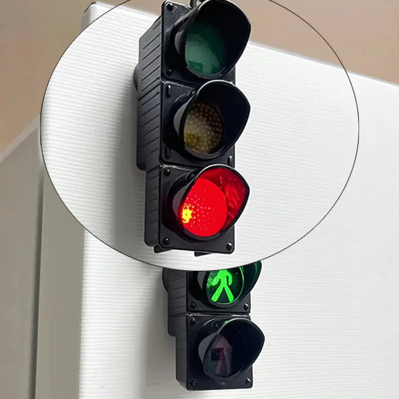 Traffic light magnetic fridge stickers by Simples Market; red, yellow and green signals for decorative magnets