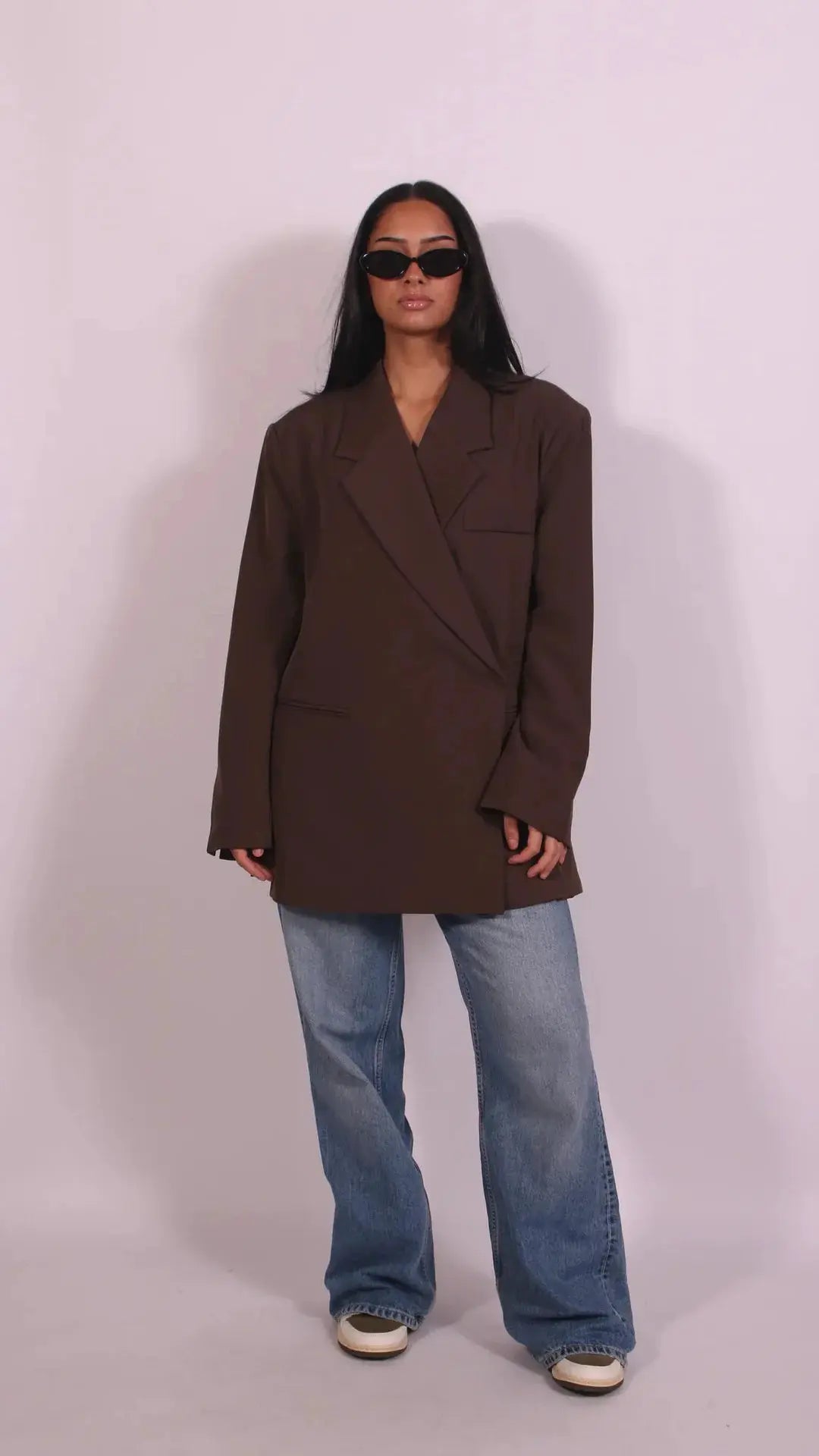 Brown oversized blazer jacket by Simples Market worn with blue jeans, lapel collar
