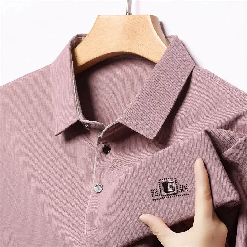 Men's mauve polo shirt with short sleeves and embroidered G logo patch on chest, Simples Market.
