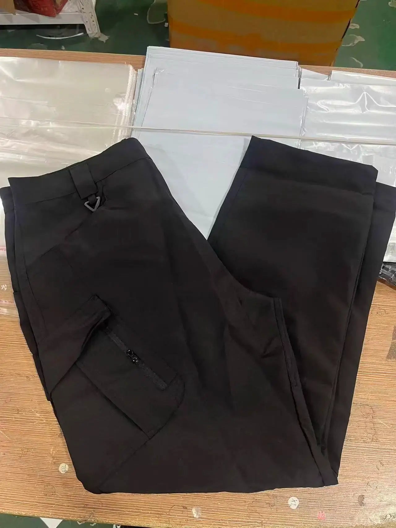 Simples Market men's black cargo pants with multiple pockets and belt loops