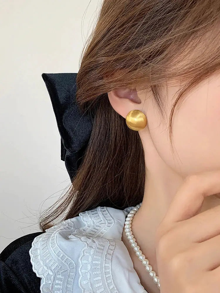 Simples Market gold brushed frosted metal semicircle earring worn on the ear