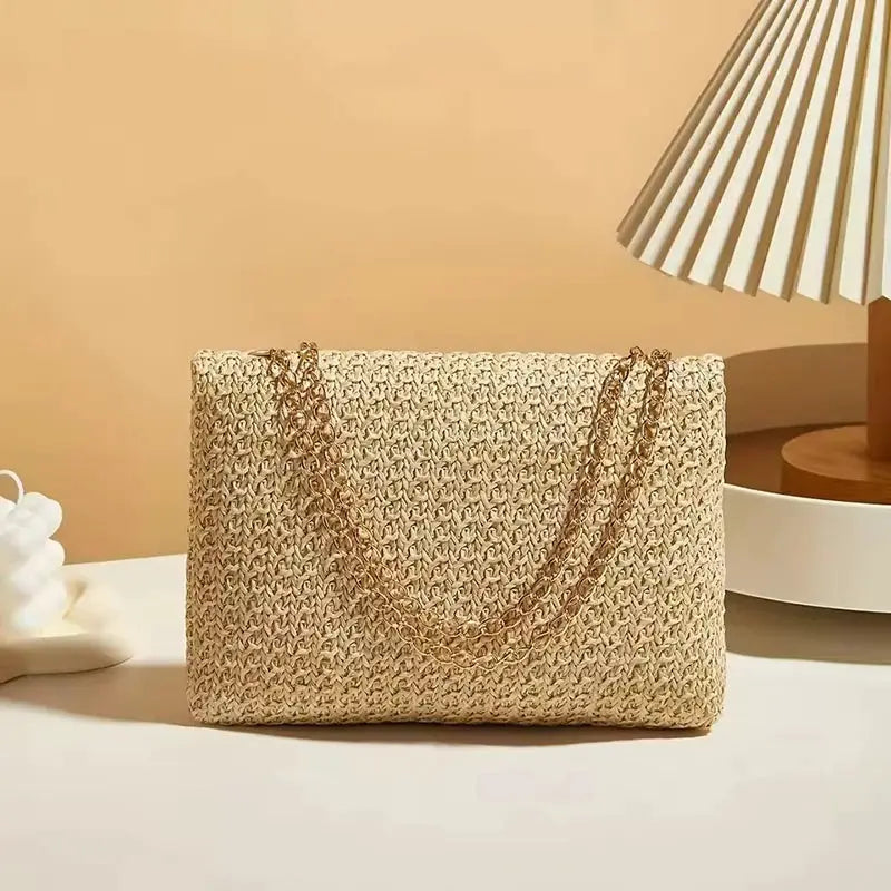 Crossbody bag for women with woven straw texture and chain strap in natural beige, Simples Market.
