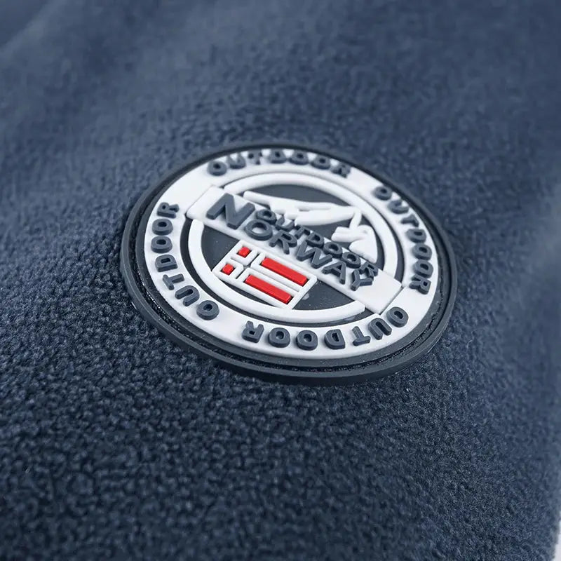 Simples Market 2025 fleece men's hooded jacket in dark blue with circular Norway outdoor patch.